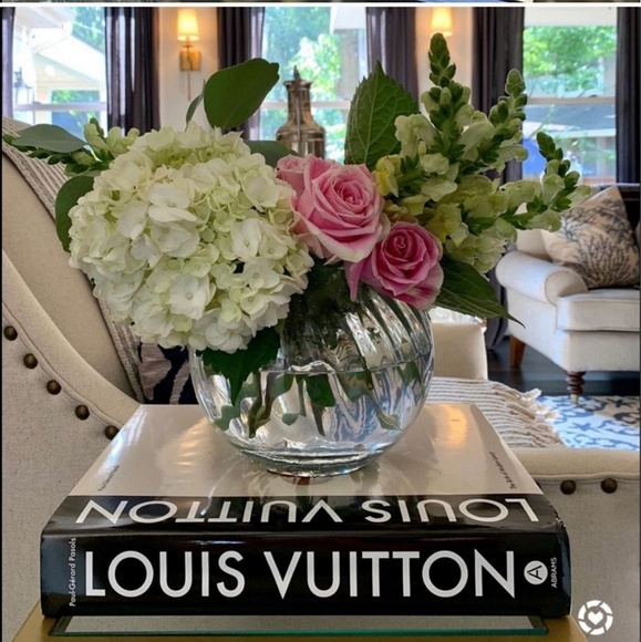 New  LOUIS VUITTON Book (updated version) - Picture 2 of 5